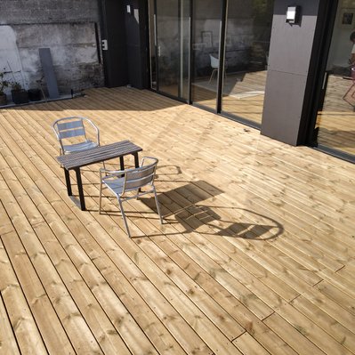 terrasse en bois en kit 80 m² avec ensemble table et chaises deux personnes