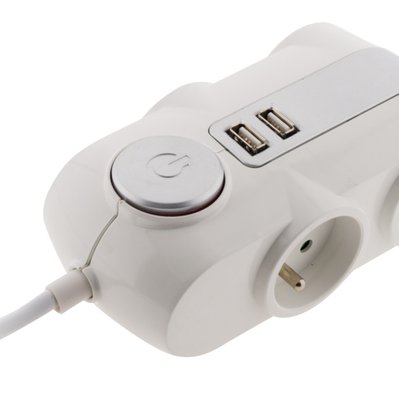 Bloc Premium 4x 16A 2P+T avec interrupteur - câble HO5VV-F 3G1mm² 1,5m + 2x USB équipé d'une fiche extraplate blanc - 189682 - 3545411896820